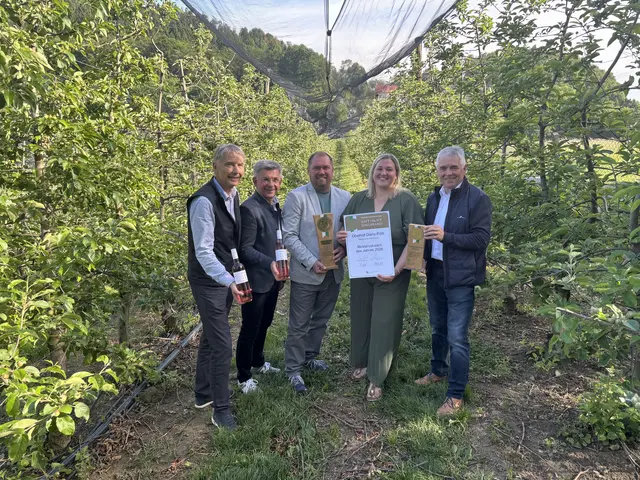 Johann Winkelmaier, Franz Fartek, Michael Pöltl, Elisabeth Pöltl und Franz Uller – sie alle sind stolz auf die Trophäe.