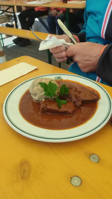 ...und für das leibliche Wohl sorgen, wie zum Beispiel hier im Bild ein köstliches Rindsgulasch mit selbst gemachten Semmelknödel. | Foto: Günther Koch