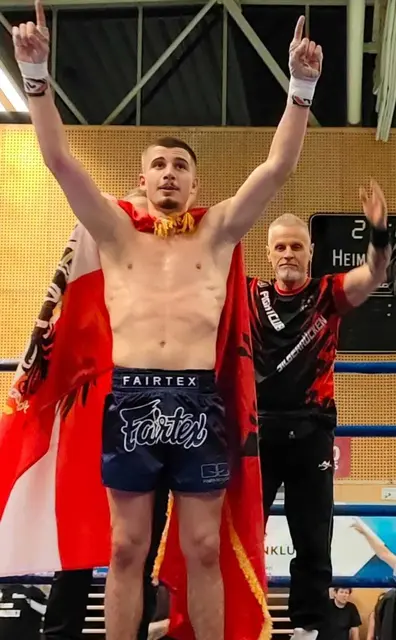Silberrücken-Kämpfer verteidigt Weltmeistertitel