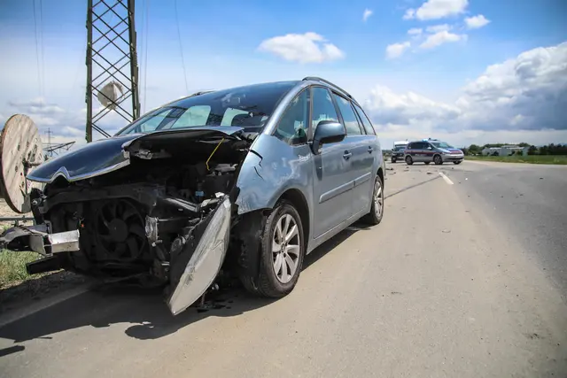 Ein schwerer Kreuzungscrash in Marchtrenk in der Paschinger Straße forderte zwei Autowracks sowie zwei verletzte Personen. | Foto: laumat.at
