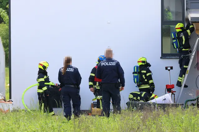 Die Feuerwehr bekämpfte einen Brand an einem Wohnhaus in Stadl-Paura: Dach und Fassade hatten Feuer gefangen.