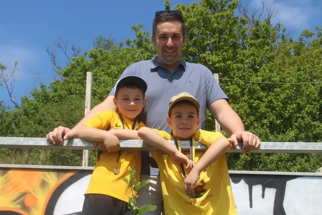 Stolzer Papa: Bernhard Diem mit Alexander und Florian. | Foto: arbes