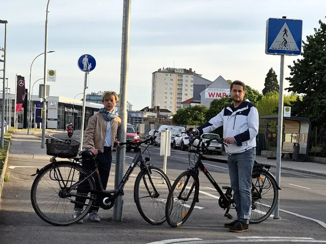 Die Grünen sehen Verbesserungsbedarf: Gemeinderätin Elke Szalai und Gemeinderat Michael Diller-Hnelozub am Ende des Radweg-Abschnitts in der Wohlfahrtgasse. | Foto: Grüne WRN