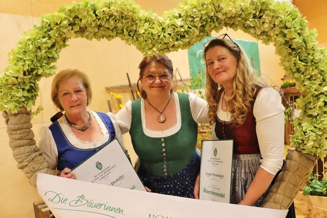 Gratwein-Straßengel: Bgm. Doris Dirnberger (Bildmitte) mit  Rosalinde Perstaller (li) und Irmgard Brettendthaler u | Foto: Edith Ertl