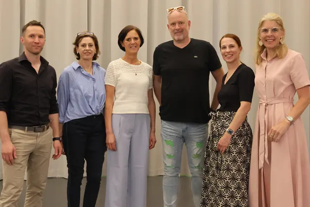 Regionalbetreuer des Weinviertels der NÖ Landeslehrer Florian Klepp, Obfrau-Stellvertreterin des Bezirks Birgit Brauneis, Obfrau des Bezirks Marianne Rohrer, Kabarettist Markus Hauptmann, Obfrau-Stellvertreterin DA-Vorsitzende Elke Gartler, Vorsitzende des Zentralausschusses Claudia Andre | Foto: Andreas Heske