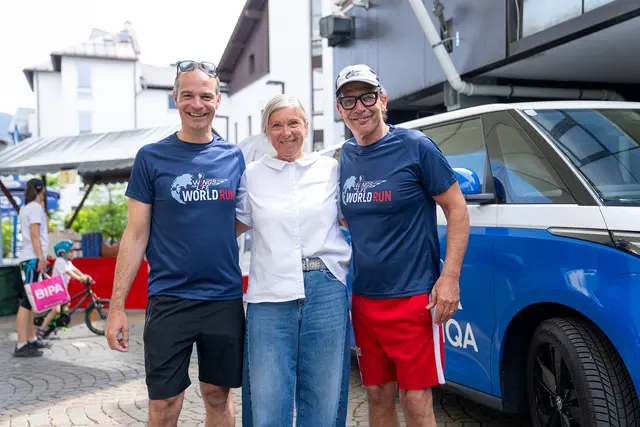 Kooperationspartner für den guten Zweck: Michael Zentner (Landesdirektor Uniqa), Julia Neuner (GF Tiroler Volksschauspiele) und Gregor Bloéb (Künstlerischer Leiter Tiroler Volksschauspiele/Catcher Car). | Foto: Dominik-Zwerger