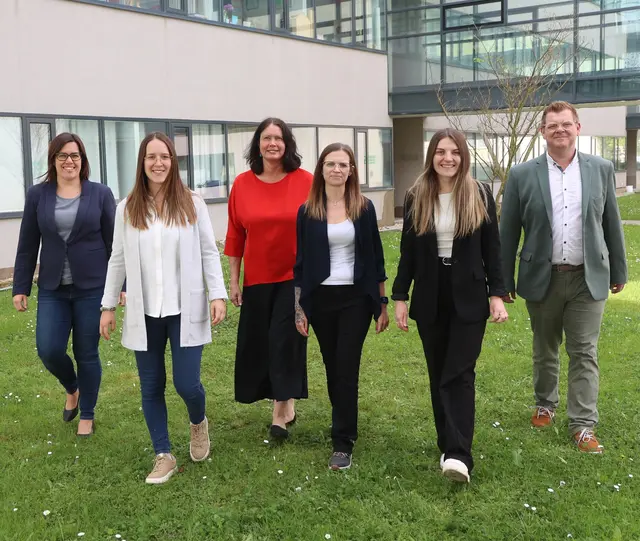 Redaktionsleiterin Maria Rabl, Kreativassistentin Bianca Lacher, Redaktionsleiterin Christine Steiner-Watzinger, Werbeberaterin Linda Schneider, Redakteurin Hannah Hingsamer und Geschäftsstellenleiter Roman Cserkits (v.l.). | Foto: Helmut Klein