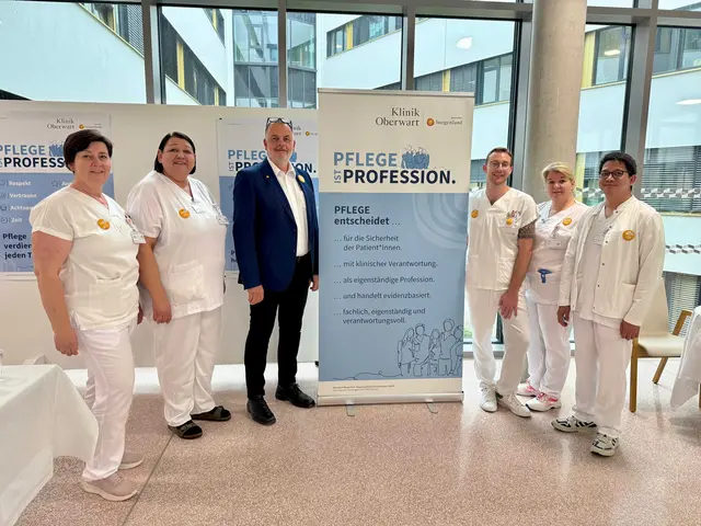 Pflegedirektor Andreas Schmidt mit einem Teil seines Pflegeteams. | Foto: Gesundheit Burgenland