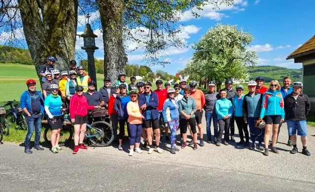 Bei strahlendem Frühlingswetter trafen sich mehr als 100 motivierte Teilnehmer in Waldhausen zum gemeinsamen Start der OÖ Bewegungs-Challenge. Eine Veranstaltung der Gesunden Gemeinde Waldhausen. Die Challenge läuft noch bis Anfang August.  | Foto: Gesunde Gemeinde Waldhausen