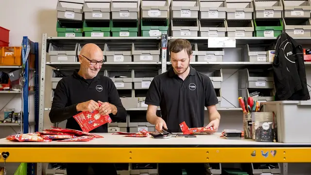 Auf einem Lehrspaziergang geht es zu magdas Recycling, wo man den Weg der "Ö3 Wundertüte" verfolgen kann. | Foto: magdas Recycling