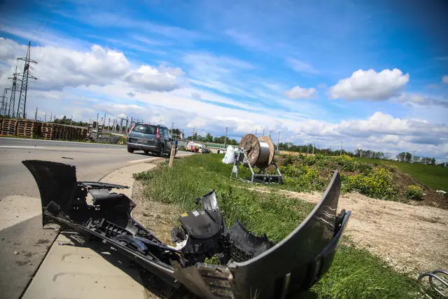 Ein schwerer Kreuzungscrash in Marchtrenk in der Paschinger Straße forderte zwei Autowracks sowie zwei verletzte Personen. | Foto: laumat.at