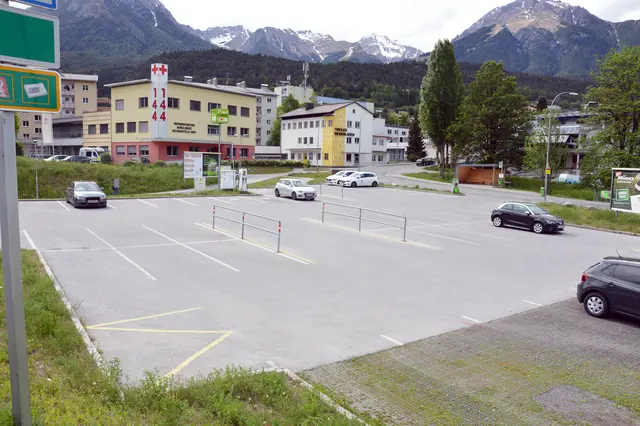 Das Rote Kreuz in Imst startet einen großen Erneuerungsbau. Dazu müssen zuvor massive Erdarbeiten für den Kanal getätigt werden. | Foto: Stadt Imst/Kolp