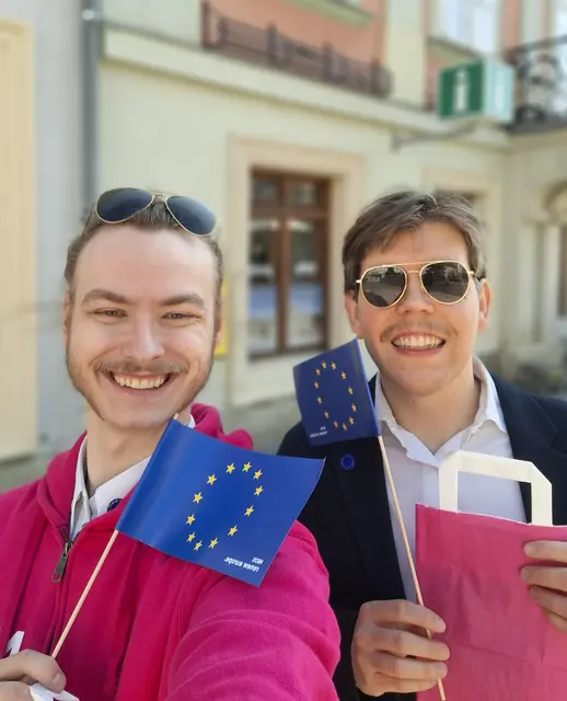 (v.l.n.r.): NEOS-Teammitglied Theodor Harnisch und Gemeinderat Bernhard Lutzer. | Foto: NEOS
