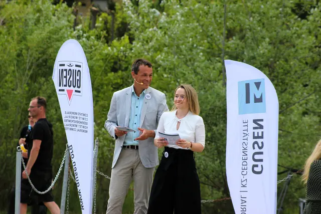 Engagierte Botschafter: Julia Mayer und Bernhard Mühleder moderierten die Gedenkfeier zweisprachig. | Foto: Eckhart Herbe