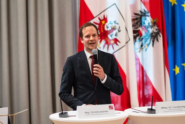 Im Zuge der Kooperationsvereinbarung wird der Kindergarten Daniel Sailer (Innsbruck) in das Netzwerk der AES Tirol aufgenommen (im Bild: Christian Jesacher, Bildungsdirektion für Tirol). | Foto: Land Tirol/Fitsch