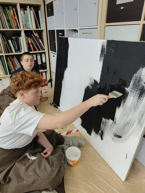 Schüler der Sportmittelschule Wolfsegg arbeiteten für das Kunstprojekt unter anderem mit der Lebenshilfe Gmunden zusammen. | Foto: SMS Wolfsegg