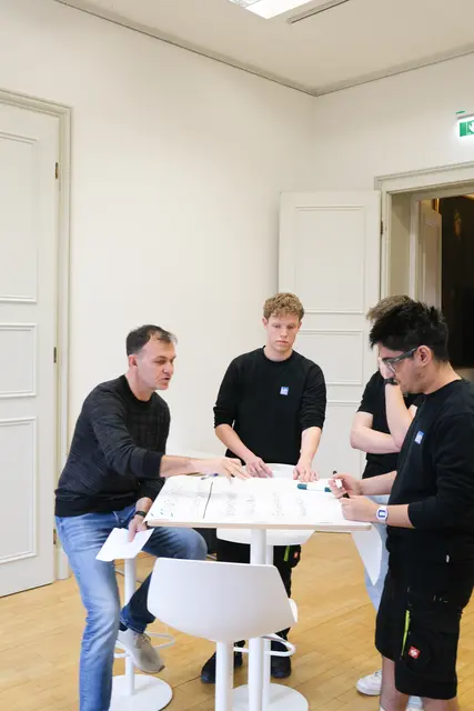Programm "Leitz Next Step": Durch Workshops, gemeinsame Aktivitäten und abteilungsübergreifende Fachprojekte erhalten die Teilnehmer Einblicke in unterschiedliche Unternehmensbereiche, vertiefen ihr Wissen und entwickeln neue Fähigkeiten.  | Foto: Leitz