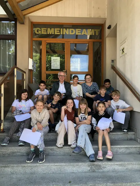 Zahlreiche Kinder der 4. Klasse der Volksschule Haringsee besuchten das Gemeindeamt. | Foto: Gemeinde