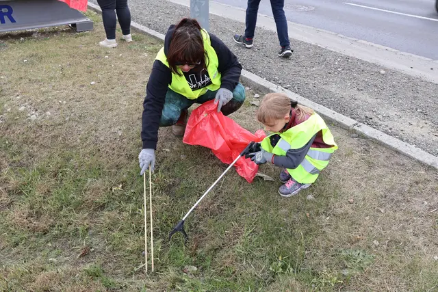 Mit der entsprechenden Ausrüstung ausgestattet, wurden Wiesen, Sträucher und Bäume nach weggeworfenen Gegenständen durchsucht. | Foto: Lebenshilfe Bruck – Kapfenberg