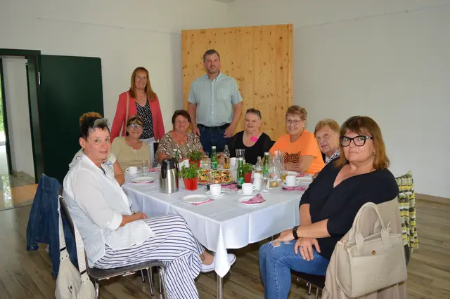Gertraud Tonn, Romana Geiger, Margit Salawa, Eveline Prokop, Christiane Amsüss, Hedwig Smolka, Irene Lussi, stehend dahinter Vzbgm. Brigitte Richter, Bgm. Jürgen Maschl | Foto: Gemeinde Schwadorf