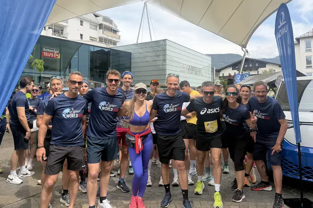 Am Start: (v.l.) Markus Soraperra (Uniqa), Bgm. Christian Härting, Schauspielerin Nina Proll, Michael Zentner (Landesdirektor Uniqa), Simon Lung (Sportreferent Telfs), Stefanie Höllwarth (Uniqa) und Christian Santer (Leiter Sport- und Veranstaltungszentren Telfs).  | Foto: MG Telfs