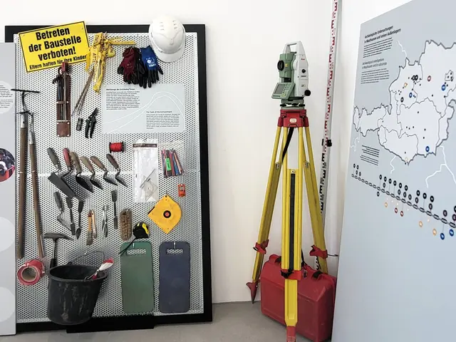 "KZ-Archäologie in der Praxis" - die Ausstellung widmet sich auch den Arbeitstechniken bei den Grabungen. | Foto: Eckhart Herbe