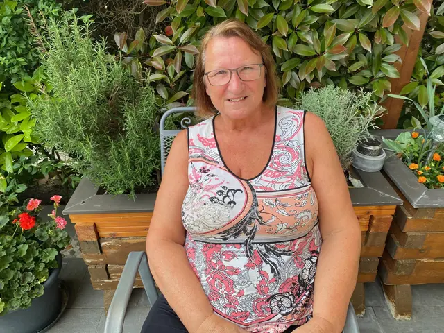 Frau vor Kräutern