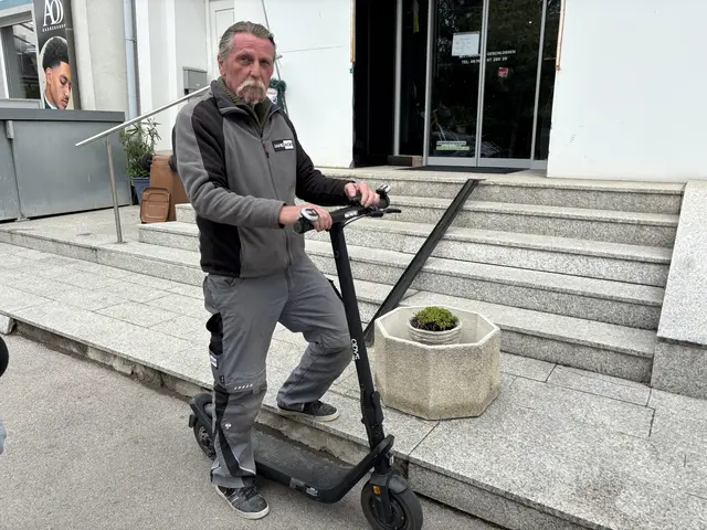 Erwin Jungmann rüstete seinen E-Scooter nach, sieht darin in der praktischen Umsetzung aber keinen Vorteil.