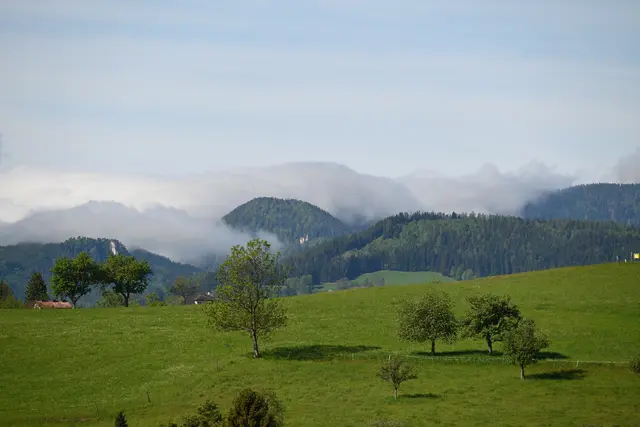 Blick Richtung Semmering, vom steirischen Mürztal kommen Nebelwolken