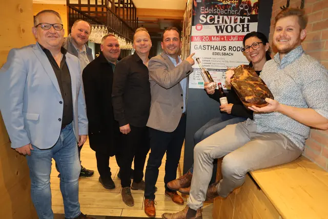 Vertreter der Wirtschaftsbetriebe und Gastronomie sowie der Wirtschaftskammer-Regionalstellenobmann Manfred Walter (l.) laden nach Edelsbach ein.