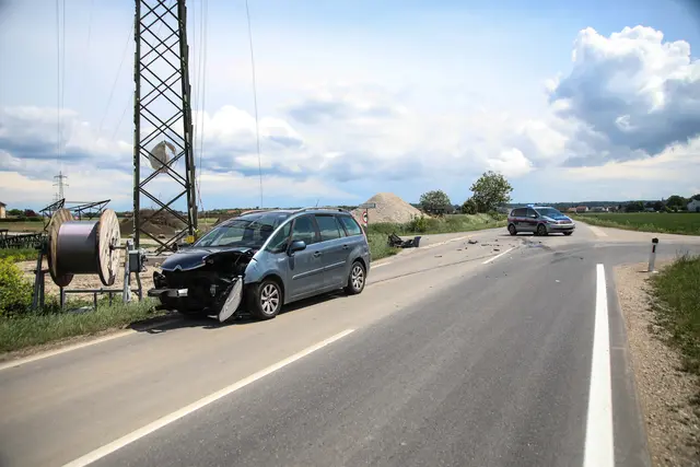 Ein schwerer Kreuzungscrash in Marchtrenk in der Paschinger Straße forderte zwei Autowracks sowie zwei verletzte Personen. | Foto: laumat.at