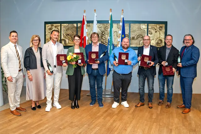 Vergabe des Silbernes Ehrenzeichens: Vizebürgermeister Raphael Pensl, Bürgermeisterin Susanne Kaltenegger, Reinhard Gosch, Claudia Dornhofer, Siegfried Schausberger, Christian Schlagbauer, Christian Mayer, Jörg Rabl und Vizebürgermeister Gregor Tuttinger. | Foto: Stadt Bruck/Paller