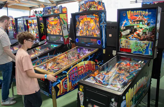 Das Austrian Pinball Festival bringt außergewöhnliche Flipper nach Vöcklabruck, die nur selten zu sehen und spielbar sind. | Foto: Martin Ayub, PinballNews.com