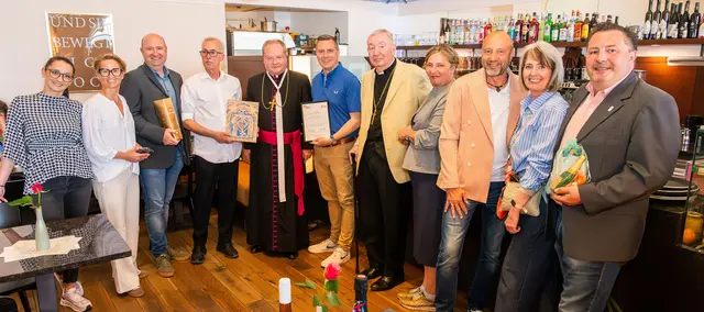 Johannes Wegenstein (4.v.l.) und rechts daneben Hausherr Anton Höslinger mit einigen Eröffnungsgästen und Gratulanten. | Foto:  Stift Klosterneuburg/Walter Hanzmann