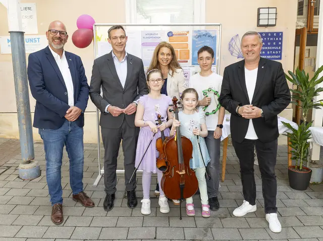 Tag der offenen Tür: Stadtrat Norbert Horvath (SPÖ), Bildungsstadtrat Philipp Gruber (ÖVP), Musikschul-Direktorin Cordula Schröck und Zweiter Vizebürgermeister Rainer Spenger (SPÖ) mit Schülerinnen und Schüler. | Foto: Stadt Wiener Neustadt/Weller