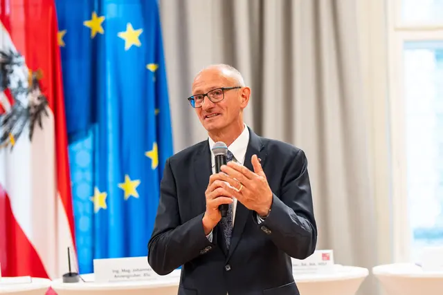 „Die Europäische Schule steht für ein Bildungsverständnis, das Grenzen sprachlich, kulturell und gesellschaftlich überwindet. Tirol hat als erstes Bundesland den Mut gehabt, das Bildungsmodell der Europäischen Schulen umzusetzen – und ist weiterhin der einzige AES-Standort in Österreich", betont LH Anton Mattle. | Foto: Land Tirol/Fitsch