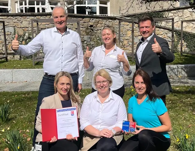 Das Kurhaus Schärding wurde erneut als "Certified Place to Work" ausgezeichnet. Eine anonyme Mitarbeiterbefragung hat eine Gesamtzufriedenheit von 99 Prozent ergeben. Das freut das Kurhaus-Führungsteam rund um Direktor Harald Schopf.  | Foto: Kurhaus Schärding