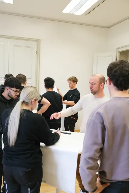 Seit Januar 2025 begleitet das dreijährige Programm "Leitz Next Step" frisch ausgebildete Fachkräfte in der wichtigen Phase nach der Lehrabschlussprüfung.  | Foto: Leitz