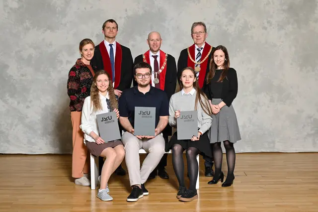 Vorne: Daria Kuklina, Davyd Pizhuk und Olha Yehorova (alle drei Bachelor Artificial Intelligence) | Foto: Paul Hamm Linz
