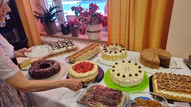 Mit Kaffee, hausgemachten Kuchen und vielen weiteren Köstlichkeiten wurden die Gäste beim Frühlingsfest im Seniorenwohnhaus kulinarisch verwöhnt. | Foto: Hannelore Schwaighofer