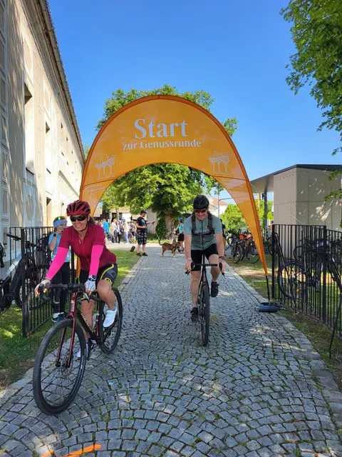 Rund 150 Teilnehmerinnen und Teilnehmer aus nah und fern erlebten bei idealem Wetter die erfolgreiche Premiere des ersten Gravelbike-Events der Region. | Foto: Vino Versum
