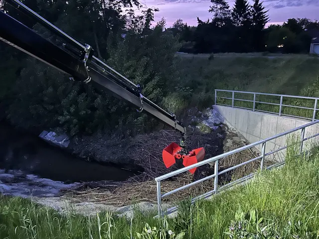 Mithilfe eines Krans wurde das Rückhaltebecken freigemacht. | Foto: Feuerwehr Mattersburg