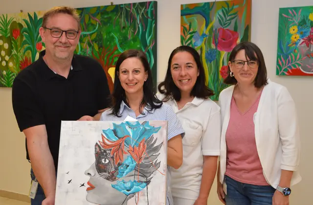 Robert Zeindl,  Elke Maurer, Karina Göbharter und Sabine Latzenhofer zeigen ein Werk der Künstlerin
 | Foto: LK Waidhofen/Thaya