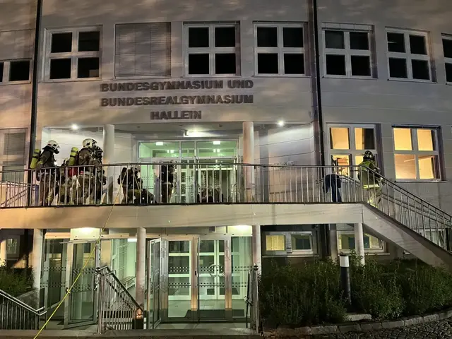 Die Beamten schließen es nicht aus, dass Brandbeschleuniger eingesetzt wurde und gehen stark von Brandstiftung aus.  | Foto: Karina Tschematschar / Freiwillige Feuerwehr Hallein