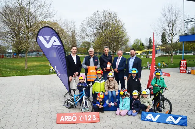 Christoph Mandl, (AUVA), Klaus Eichberger (Präsident ARBÖ Steiermark), Peter Pegrin (Landesgeschäftsstellenleiter ARBÖ Steiermark), Gunther Riedlsperger (AUVA), Robert Sackl (1. Vizebürgermeister) mit begeisterten Kindern.