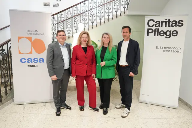 Bezirksvorsteher Wilfried Zankl (SPÖ), Anita Bauer, Geschäftsführerin Fonds Soziales Wien, Enisa Nedzibovic, Geschäftsführerin Casa Leben GmbH und Klaus Schwertner, Caritasdirektor der Erzdiözese Wien bei der Wiedereröffnung (v.l.n.r.). | Foto: Sade Jerabek/MeinBezirk