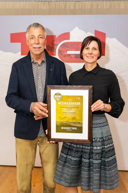 Die Gastgeber, Küchenchef Hans und Tochter Tanja, freuen sich über die Auszeichnung zum "Bewusst Tirol" Bezirkssieger. | Foto: Agrarmarketing Tirol GmbH
