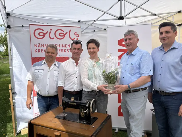 Susanne Gigl durfte feiern, Bürgermeister Günter Müller gratulierte mit einem Blumengruß. | Foto: MeinBezirk/Posch