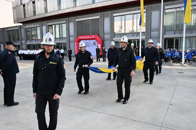 Bezirksfeuerwehrkommandant Alois Zaussinger gratulierte den erfolgreichen Teilnehmern aus dem Bezirk Hollabrunn. | Foto: Stefan Obritzhauser