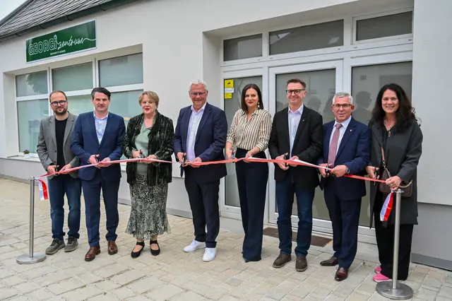 (v.l.) 1. Vizebürgermeister Istvan Deli, Nationalratsabgeordneter Christoph Zarits, die ehemalige Stadtbezirksvorsteherin Adelheid Hahnekamp, Bürgermeister Thomas Steiner, Landtagspräsidentin Astrid Eisenkopf, Raiffeisen-Vorstandsdirektor Rudolf Suttner, Stadtbezirksvorsteher Hermann Nährer und 2. Vizebürgermeisterin Charlotte Toth-Kanyak | Foto: Eisenstadt